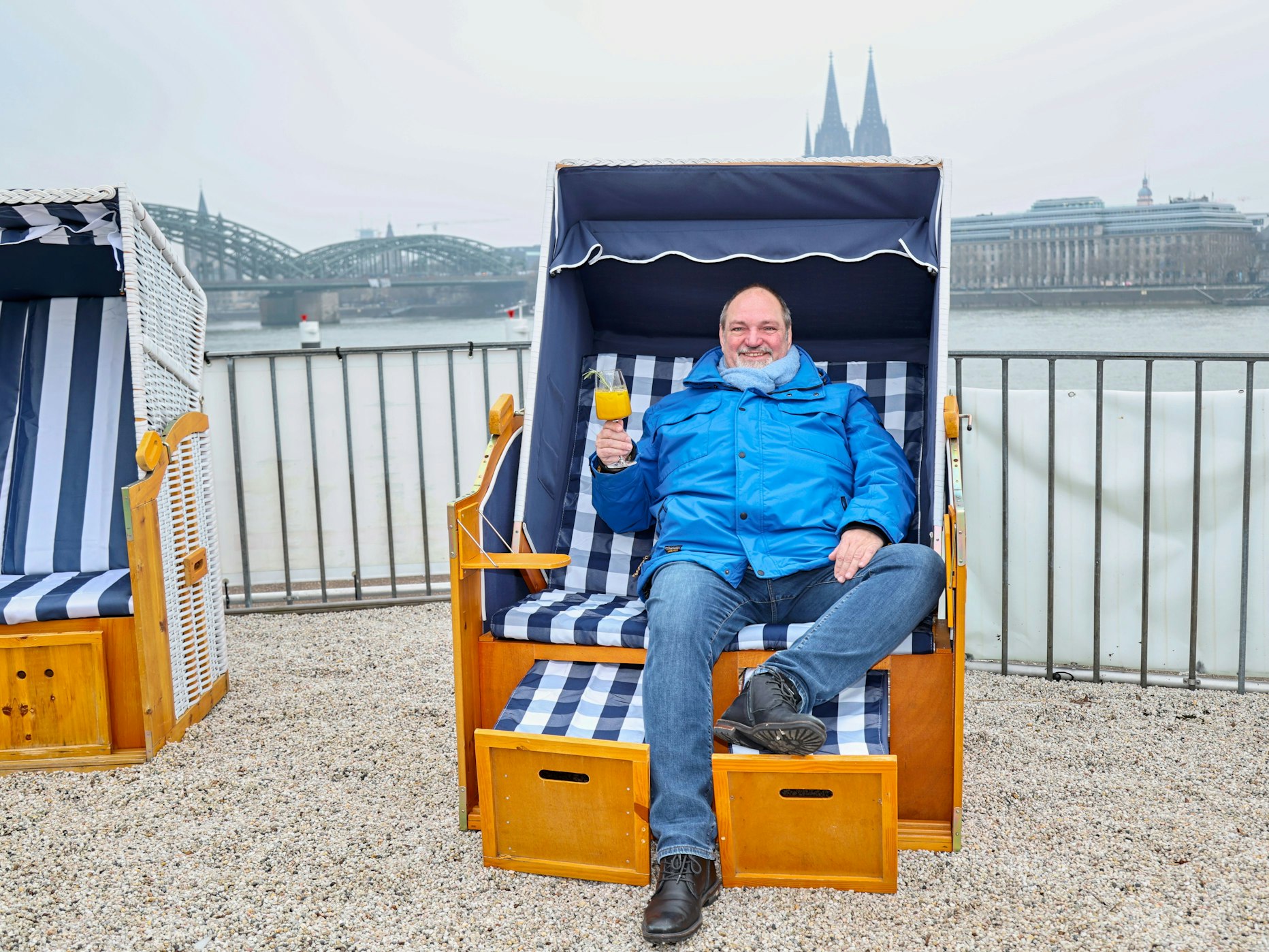 Bauer Michael Samm sitzt im Strandkorb.