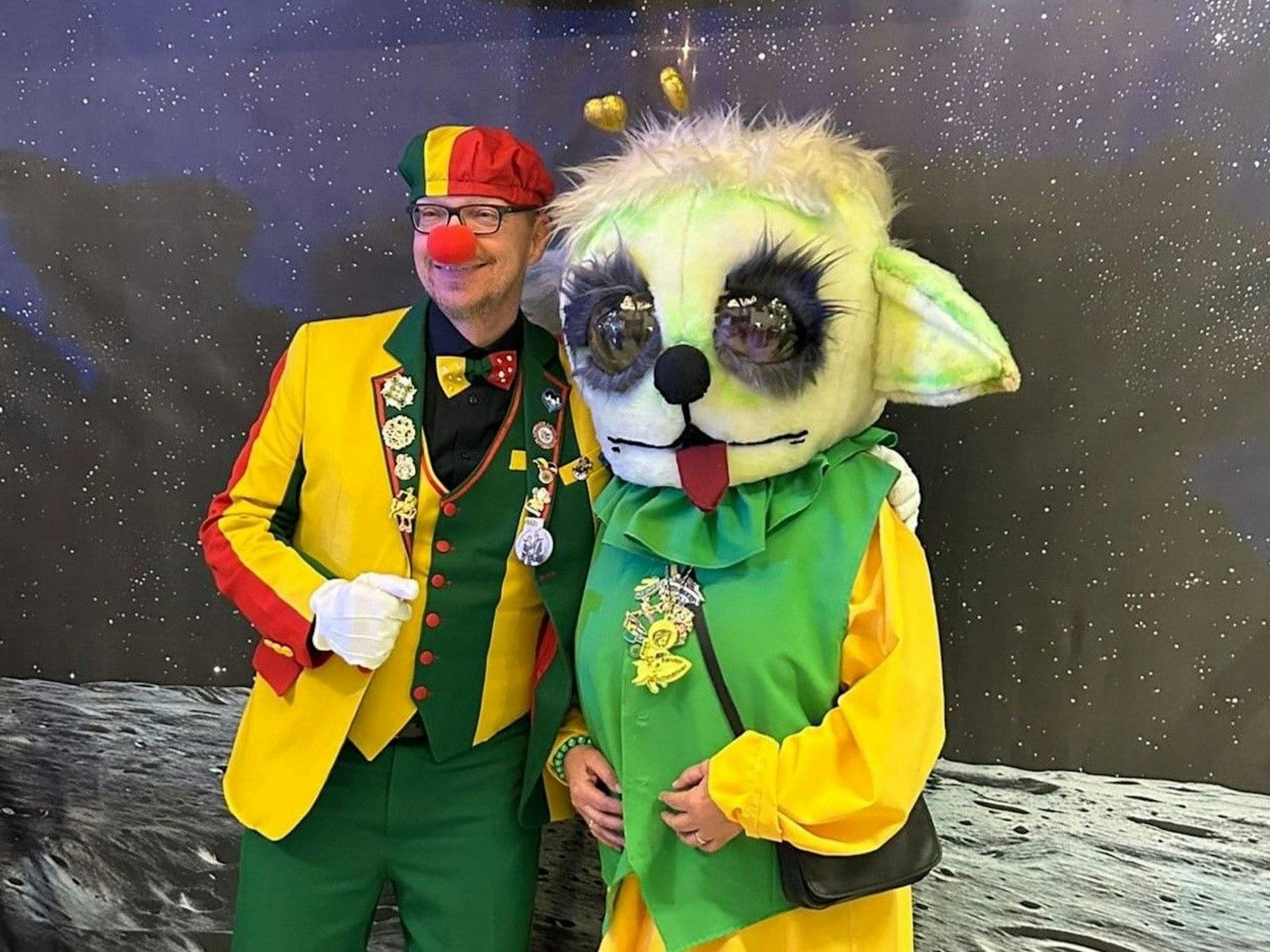 Jörg Runge mit einem Jecken im Kostüm.