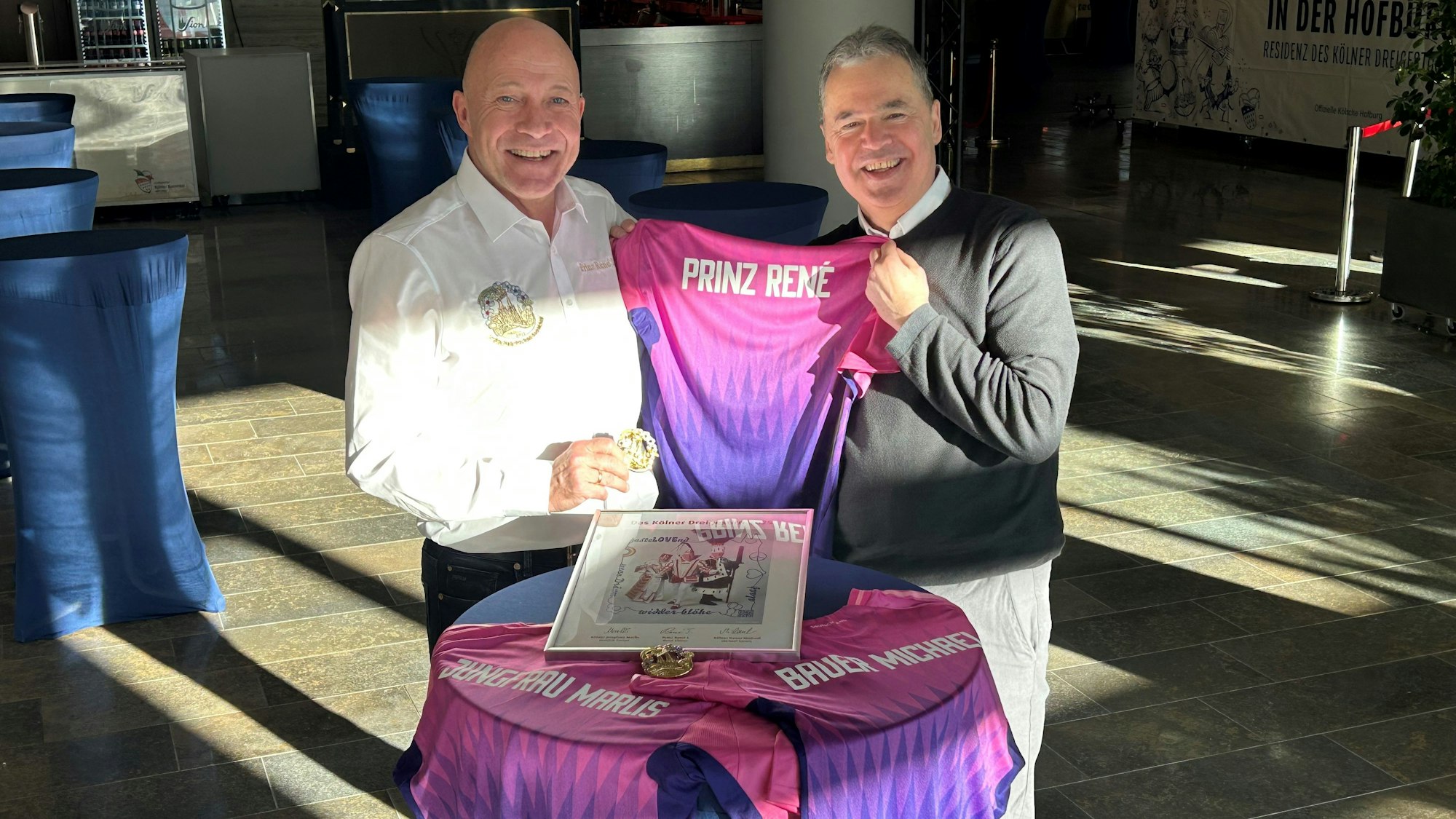 Andreas Rettig überreicht René Klöver Trikots.