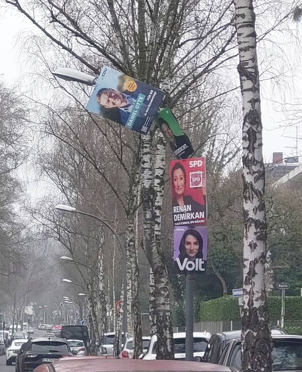 Wahlplakate in Köln an einem Lichtmast