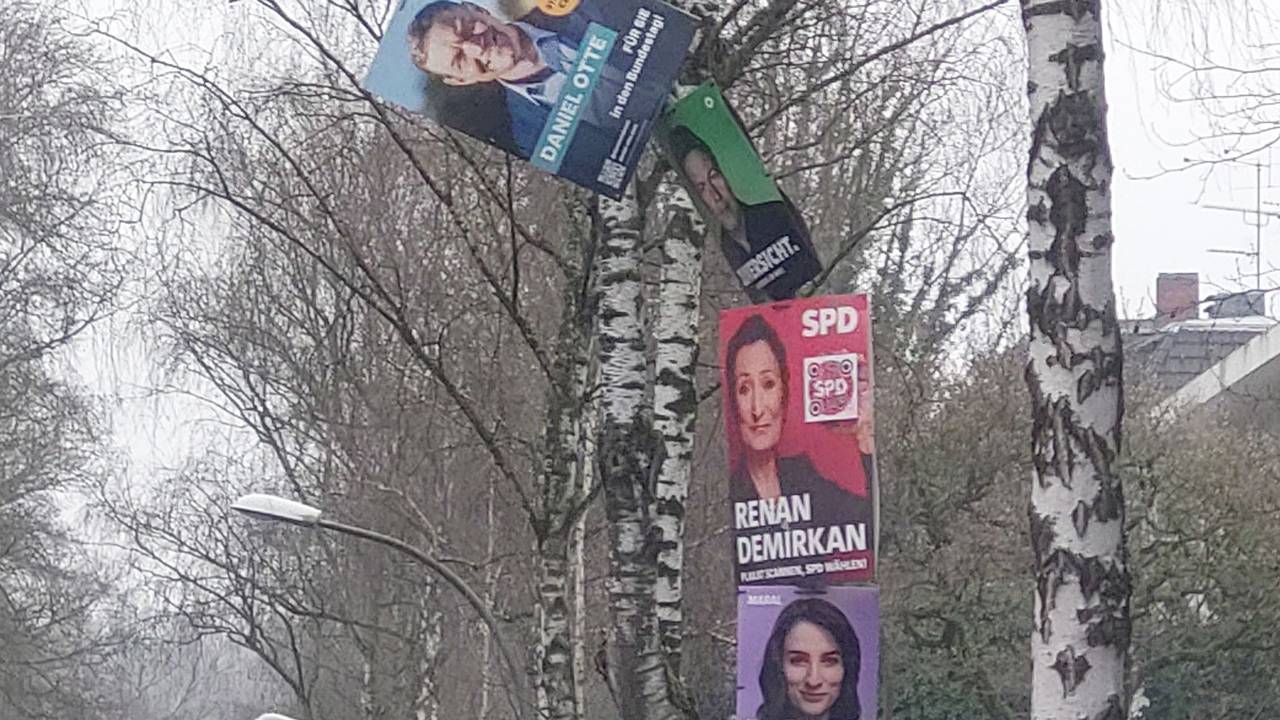 Wahlplakate in Köln an einem Lichtmast