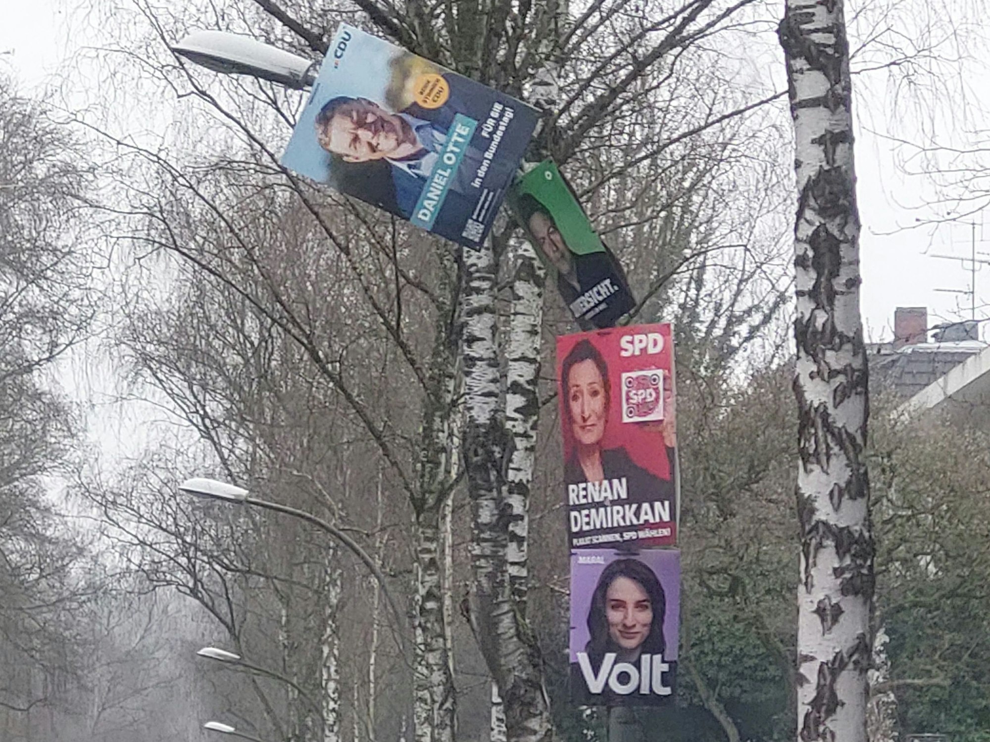 Wahlplakate in Köln an einem Lichtmast