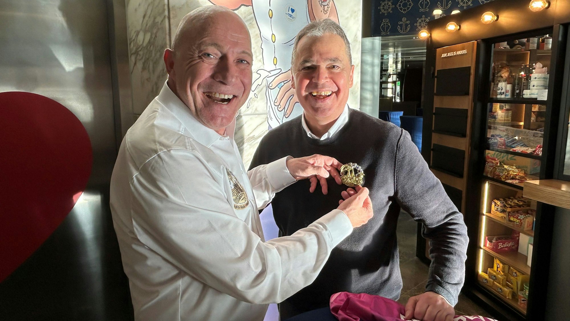 René Klöver überreicht Andreas Rettig die Prinzenspange.