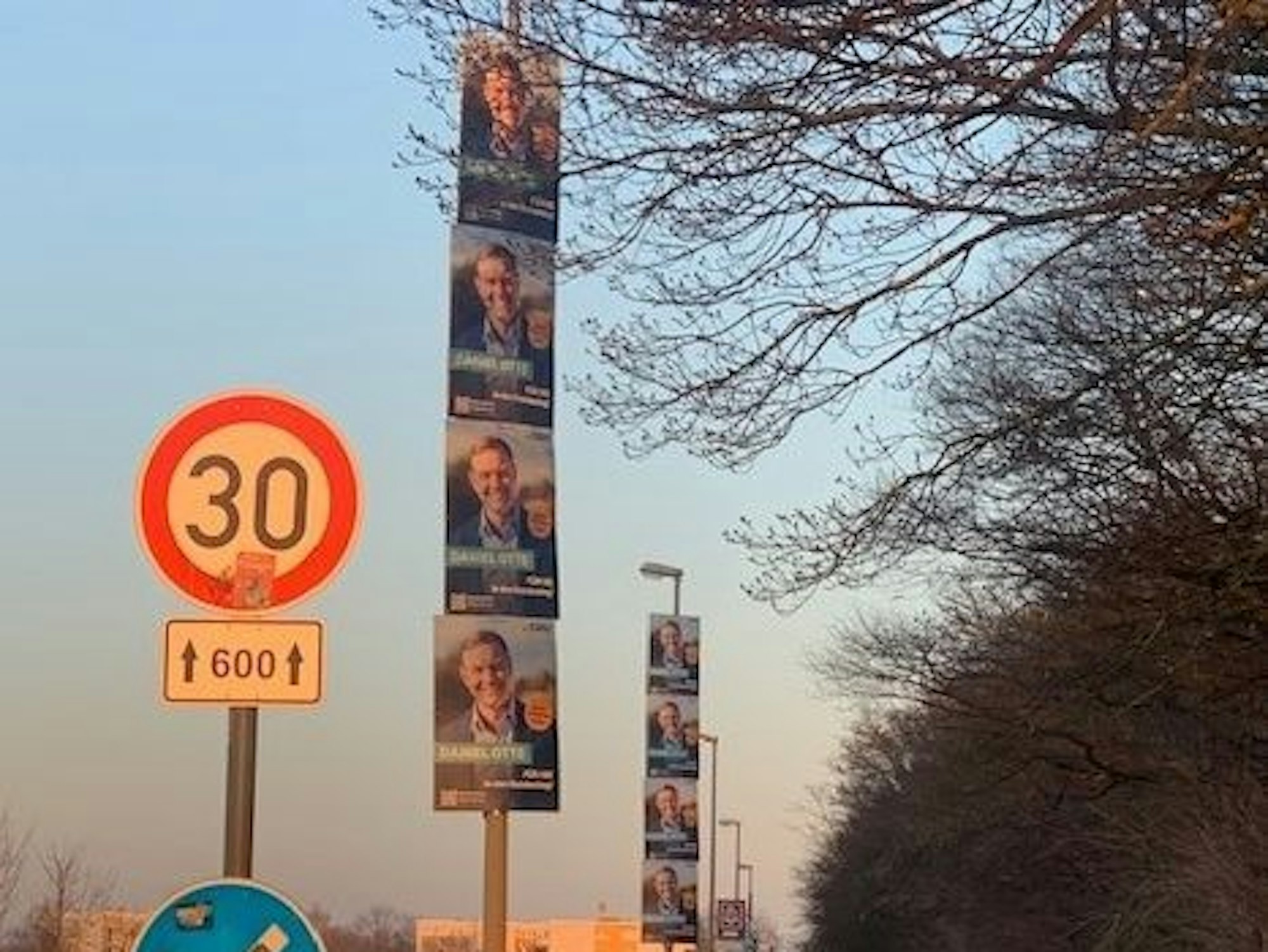 Wahlplakate hängen an Laternenmasten in Köln.