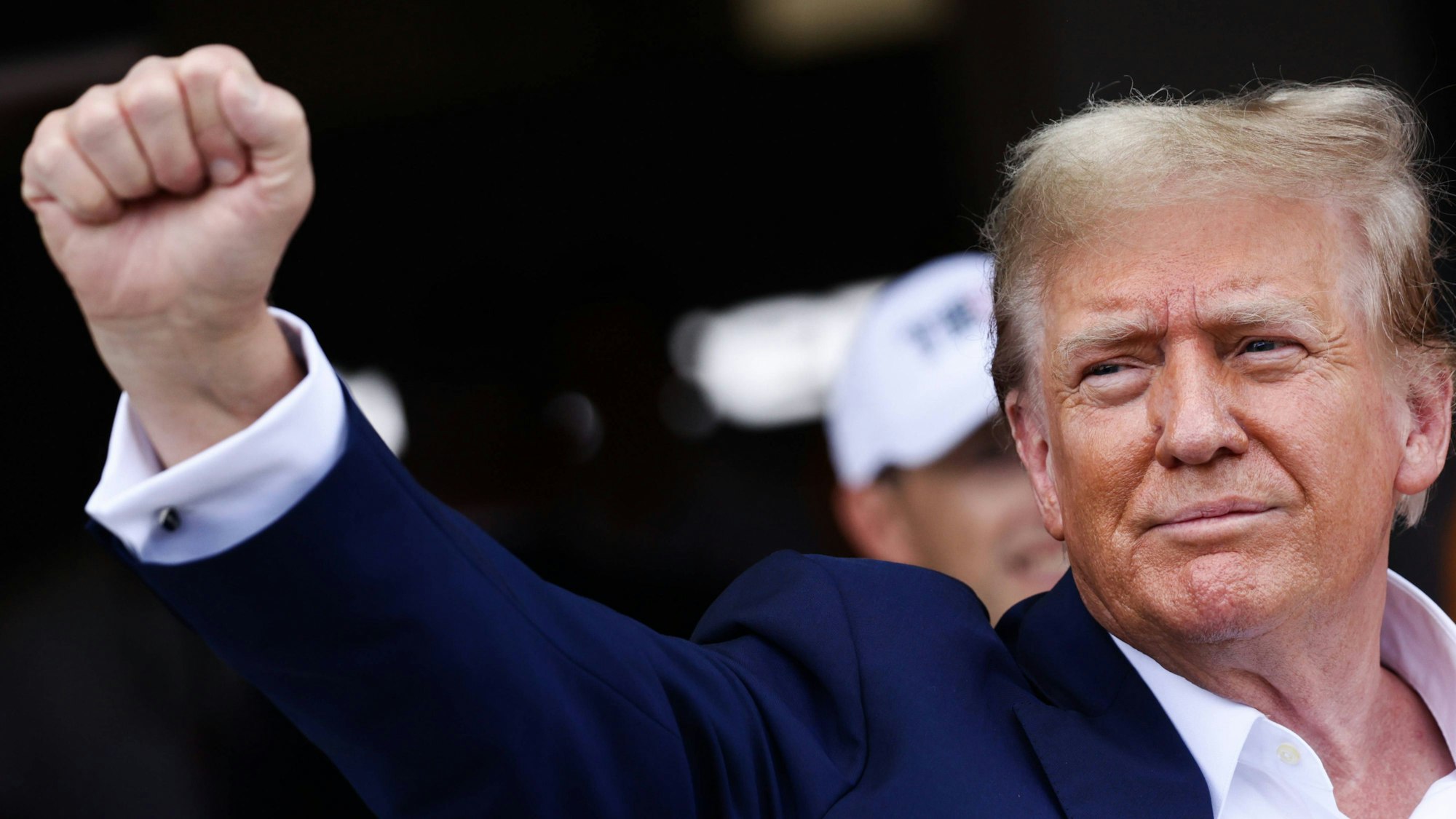 Donald Trump ballt die rechte Faust.