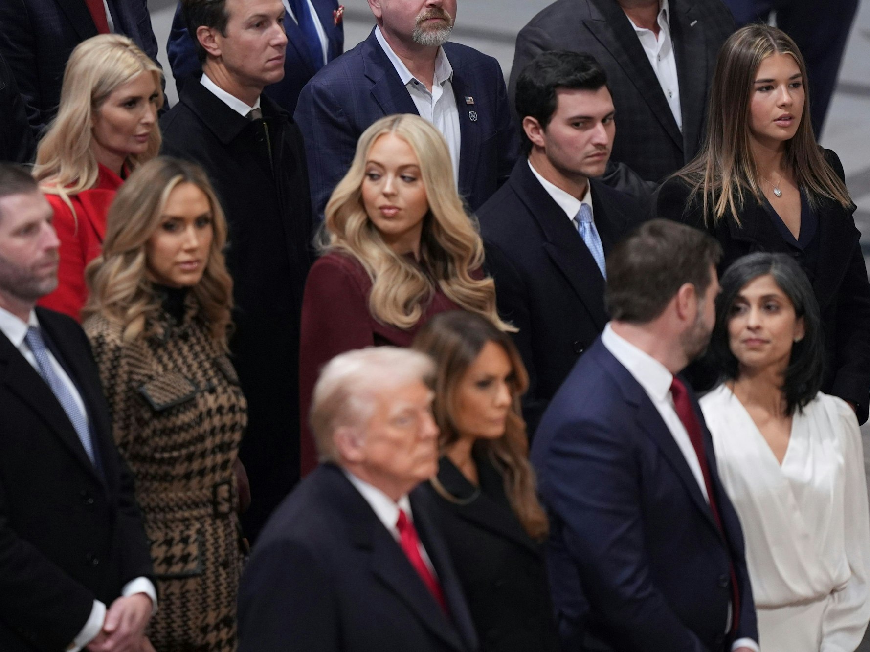 Sie alle hörten der kritischen Predigt zu: Ivanka Trump (von hinten links), Jared Kushner, Eric Trump (Mitte links), Lara Trump, Tiffany Trump, Michael Boulos und Kai Trump, vorne steht Präsident Donald Trump neben First Lady Melania Trump. Daneben Vizepräsident JD Vance und seine Frau Usha Vance.