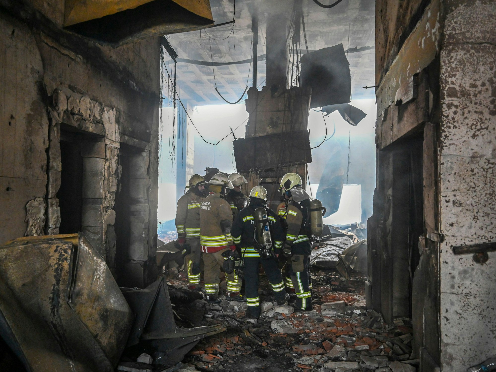 Feuerwehrleute am Unglücksort nach dem Ausbruch eines Feuers in einem Hotel in Kartalkaya: 66 Menschen starben hier.