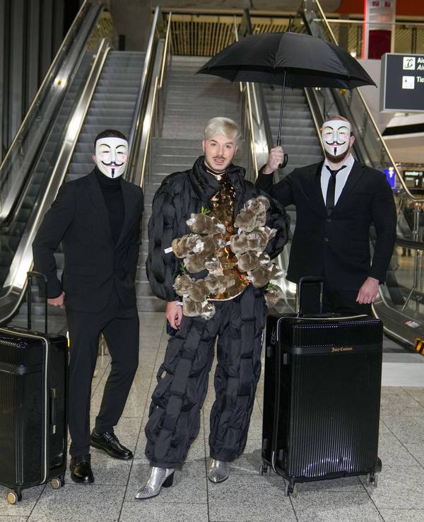 Sam Dylan posiert am Frankfurter Flughafen.