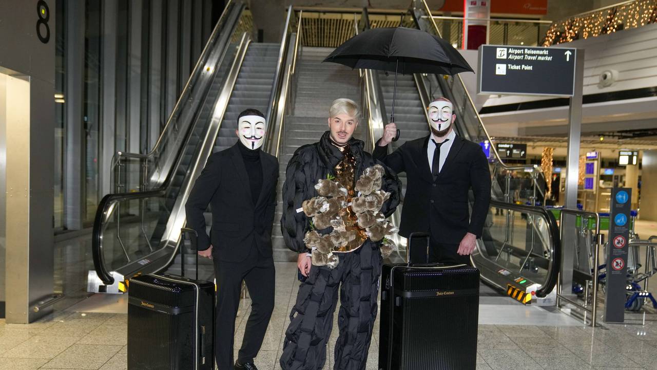 Sam Dylan posiert am Frankfurter Flughafen.