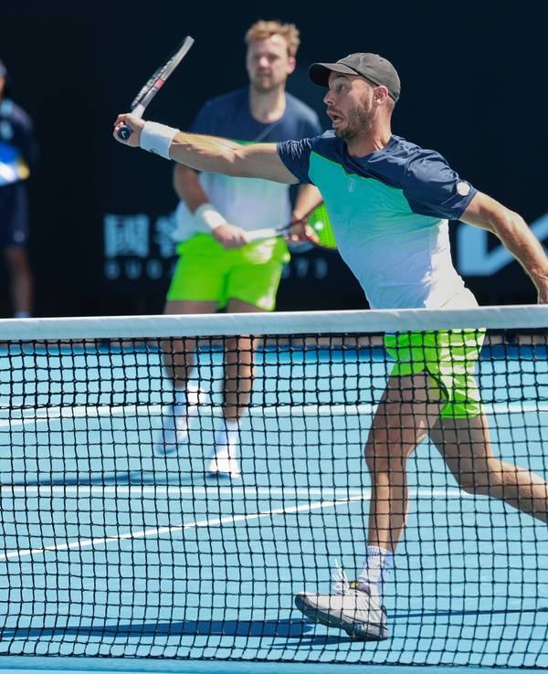 Tim Pütz schlägt einen Vorhandvolley.