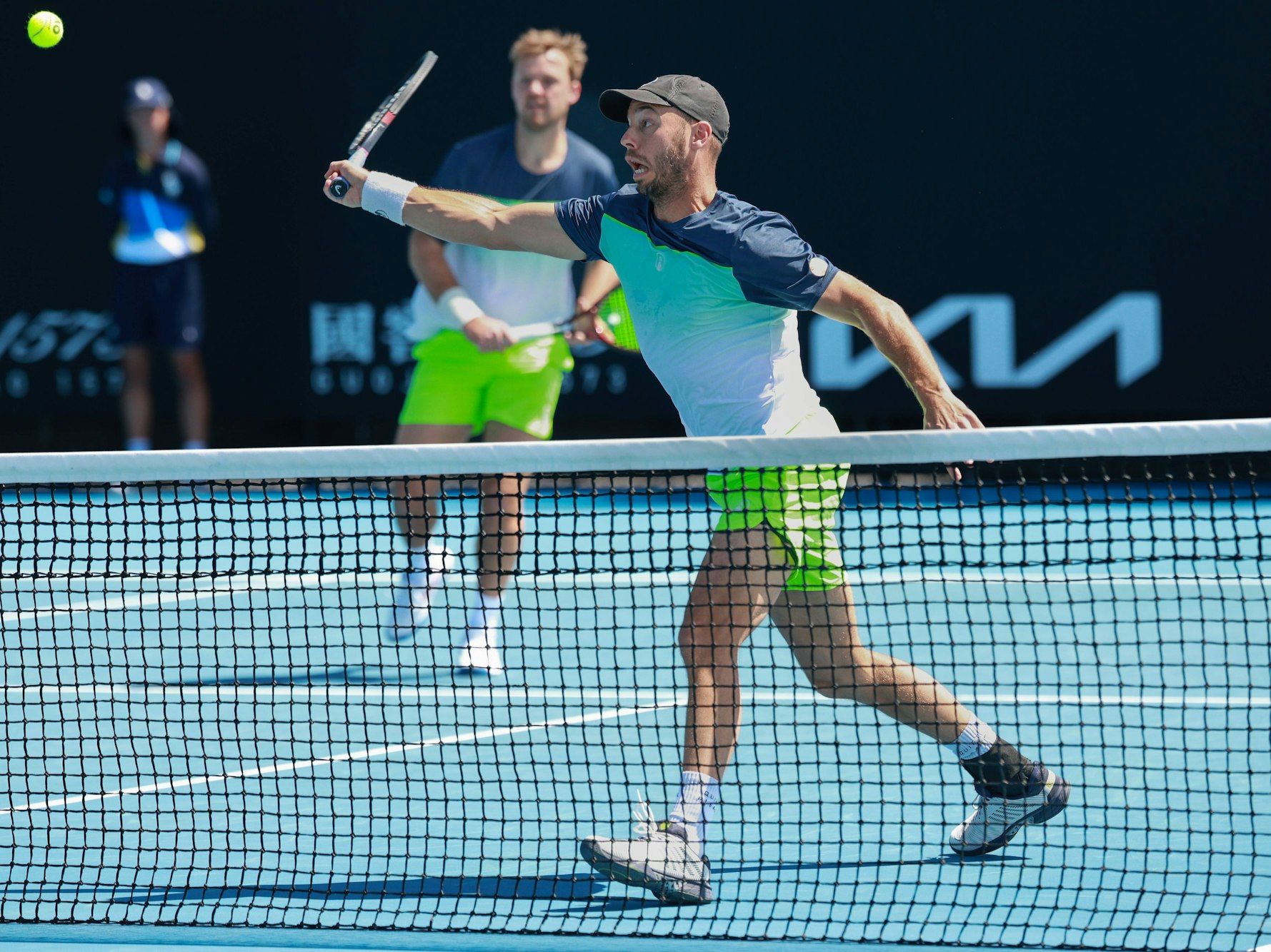 Tim Pütz schlägt einen Vorhandvolley.
