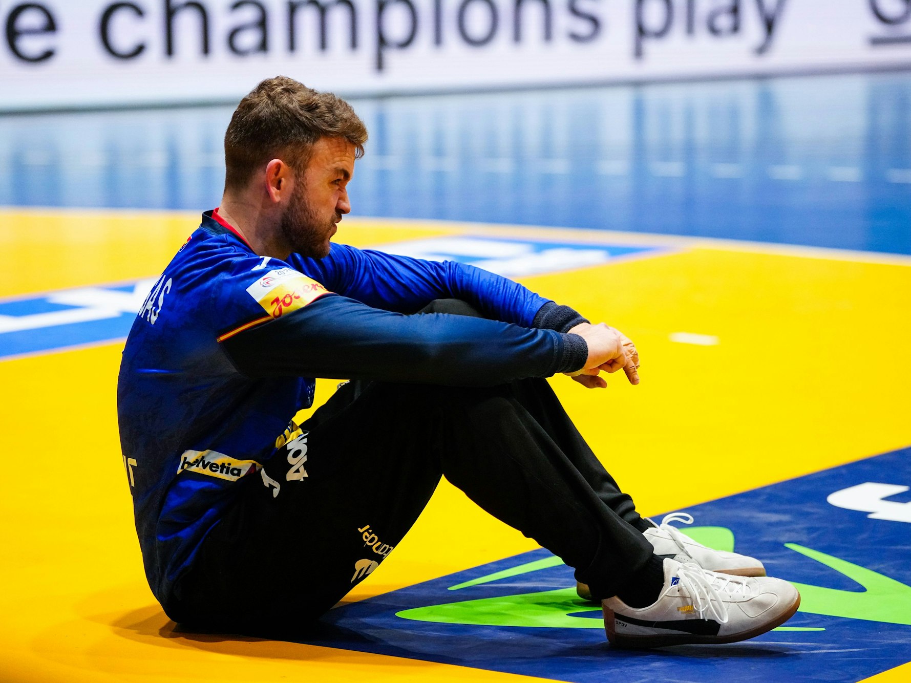 Gonzalo Pérez de Vargas sitzt vor seinem Tor auf dem Hallenboden.