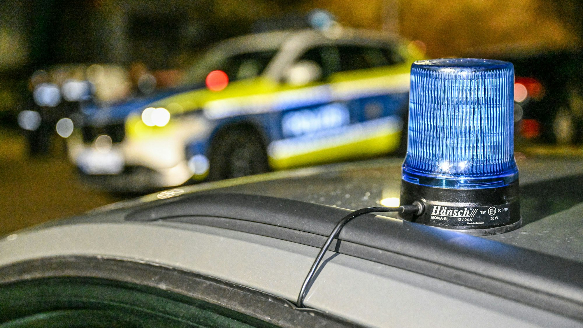 Polizeiwagen stehen am Abend in Stadtteil Ihlingen bei Horb am Neckar und sperren eine Straße.