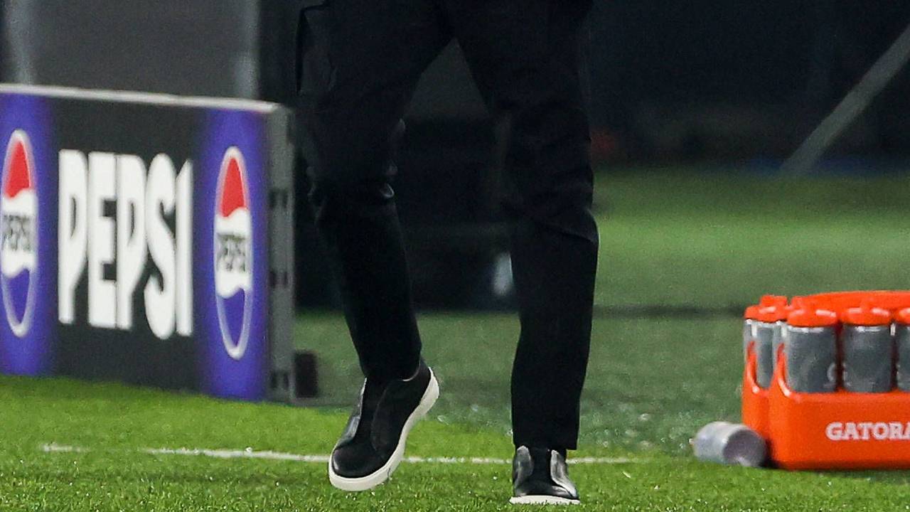Nuri Sahin packt sich an den Kopf.