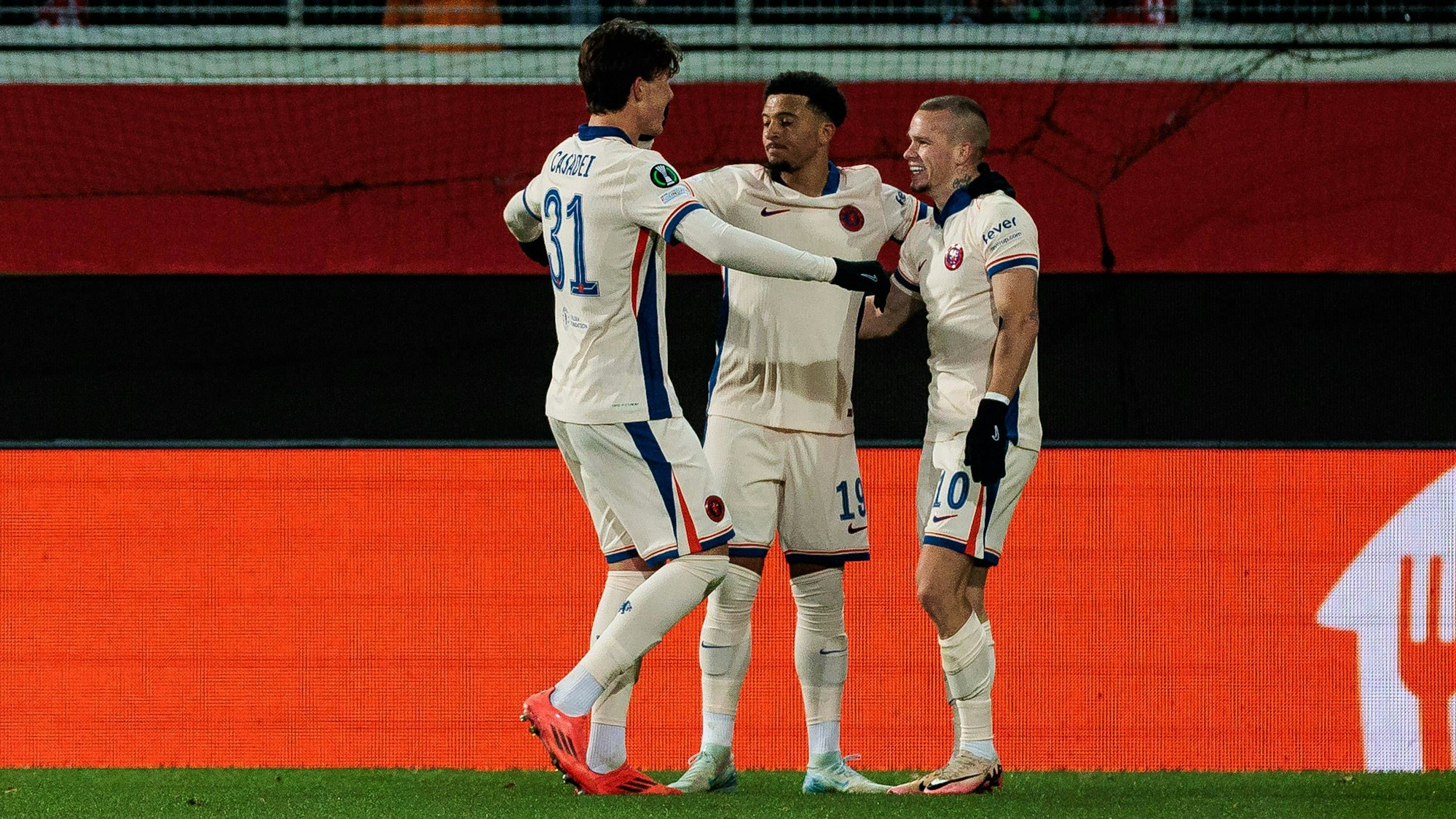 Cesare Casadei, Jadon Sancho und Mykhaylo Mudryk jubeln gemeinsam.