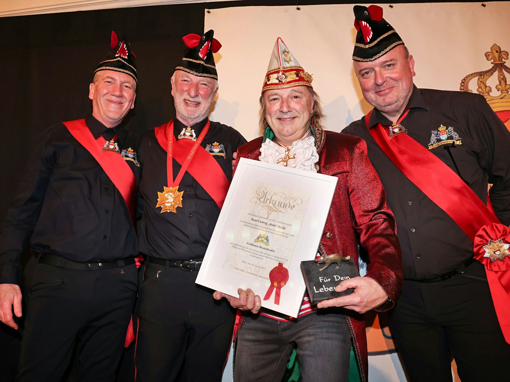 René Sion, Volker Marx und Markus Wallpott mit Bubi Brühl auf der Bühne.