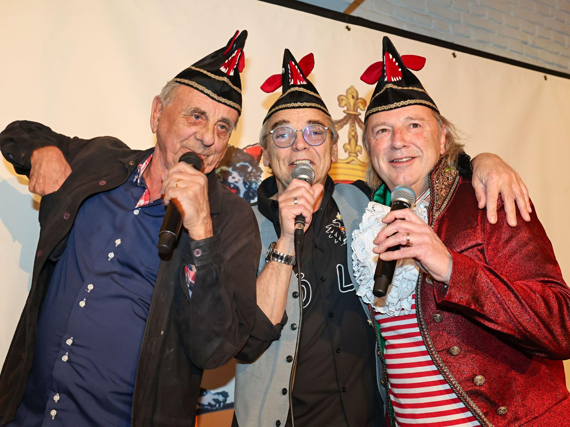 Erry Stoklosa, Micky Brühl und Bubi Brühl singen zusammen auf der Bühne.