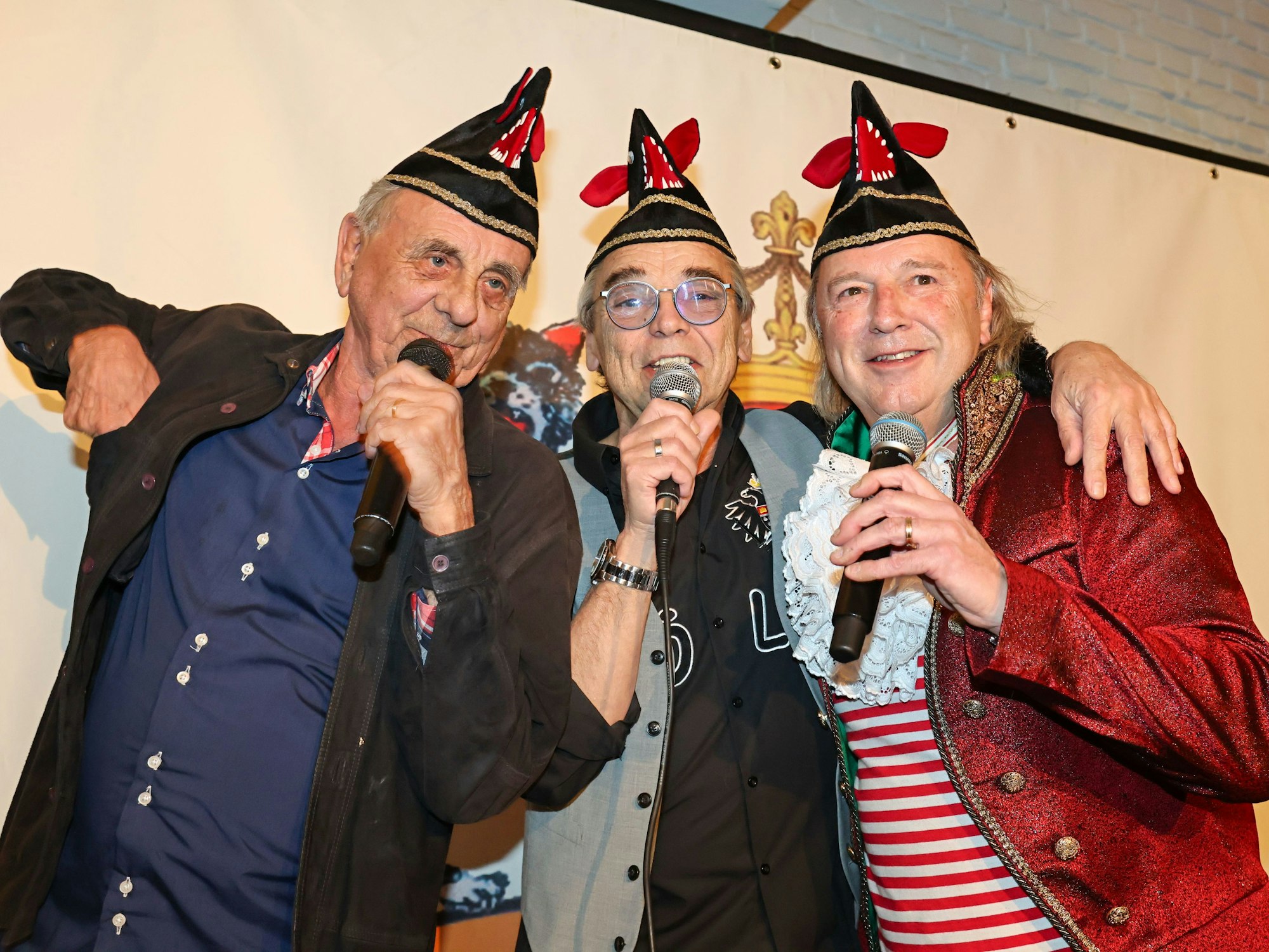 Erry Stoklosa, Micky Brühl und Bubi Brühl singen zusammen auf der Bühne.