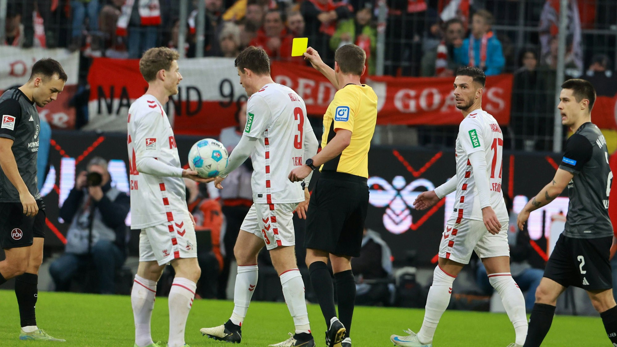 Dominique Heintz sieht eine Gelbe Karte.