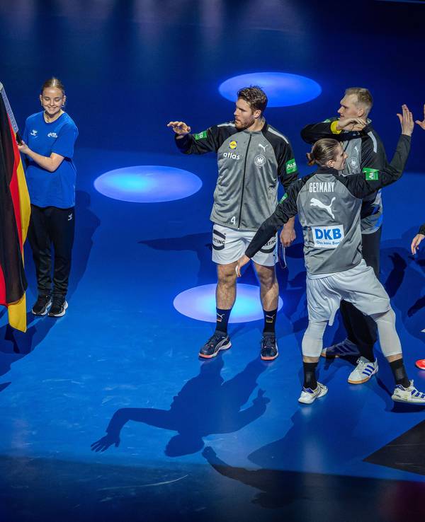 Ein Teil der deutschen Nationalmannschaft bei der Teampräsentation vor der Weltmeisterschaftspartie gegen Tschechien.