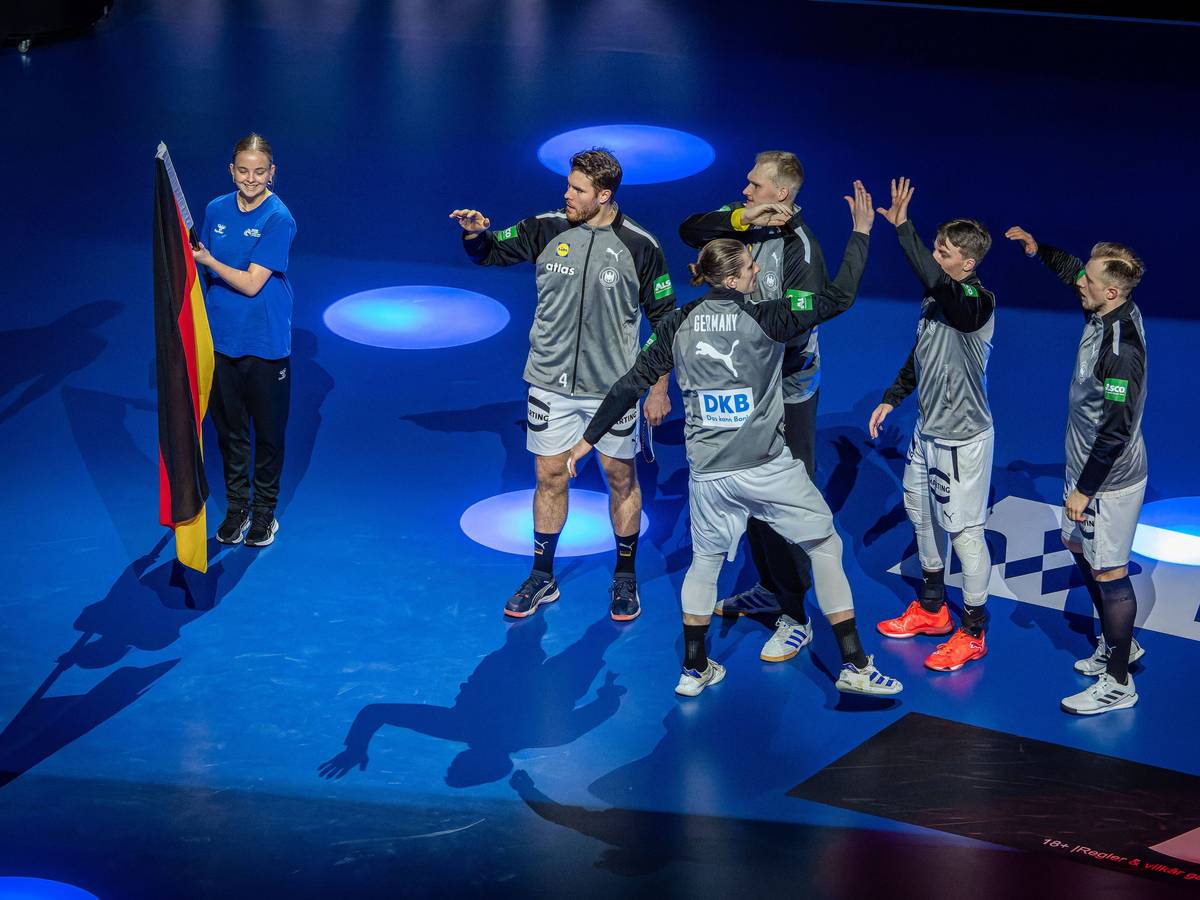Ein Teil der deutschen Nationalmannschaft bei der Teampräsentation vor der Weltmeisterschaftspartie gegen Tschechien.