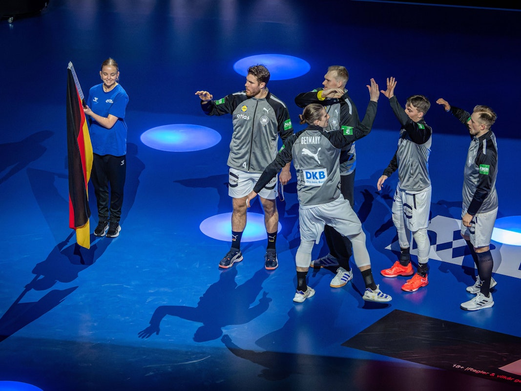 Ein Teil der deutschen Nationalmannschaft bei der Teampräsentation vor der Weltmeisterschaftspartie gegen Tschechien.
