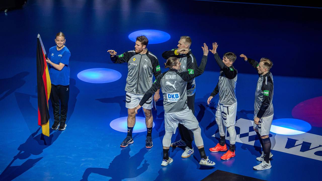 Ein Teil der deutschen Nationalmannschaft bei der Teampräsentation vor der Weltmeisterschaftspartie gegen Tschechien.