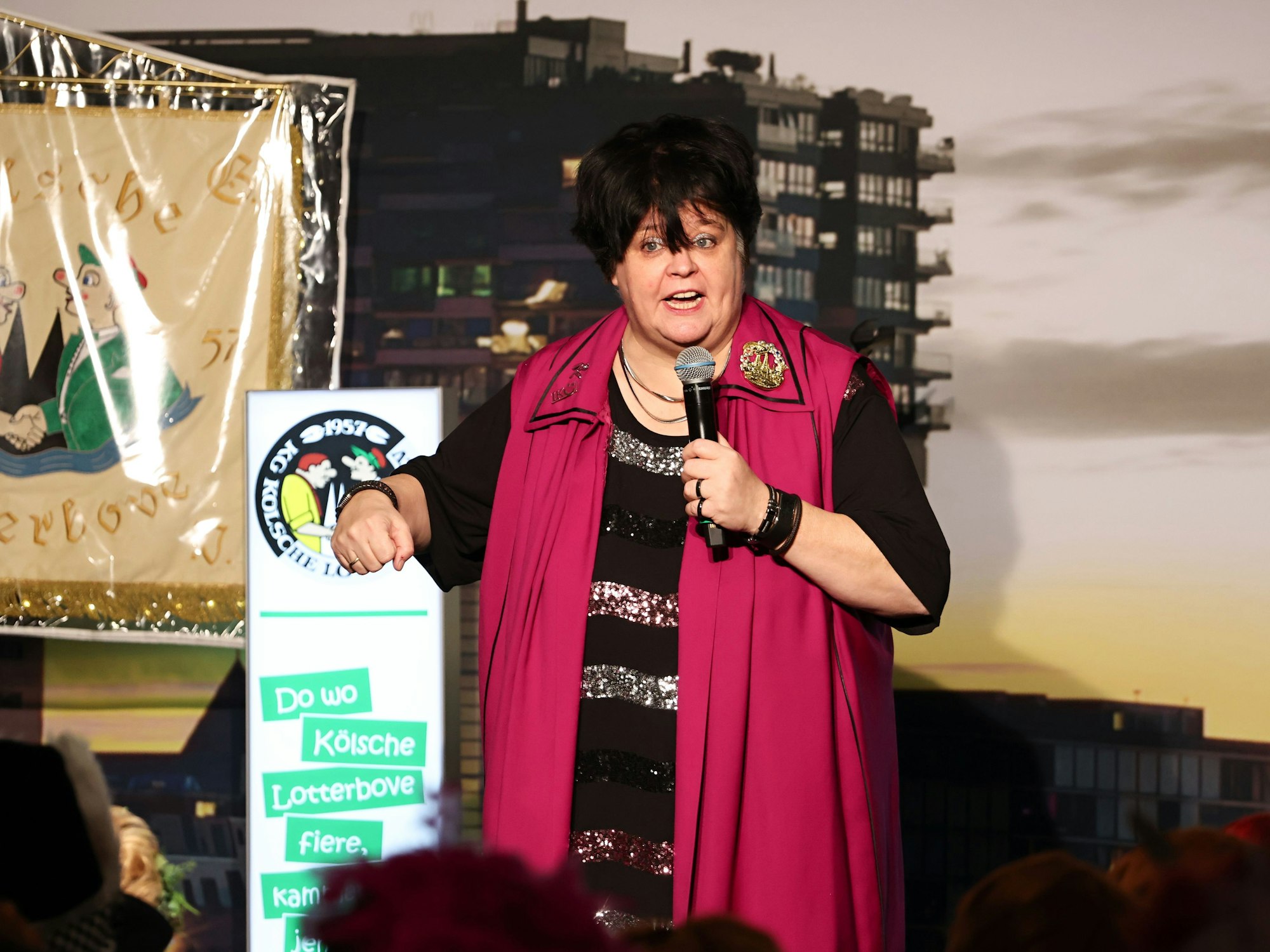 Ingrid Kühne steht beim Auftritt auf der Bühne.