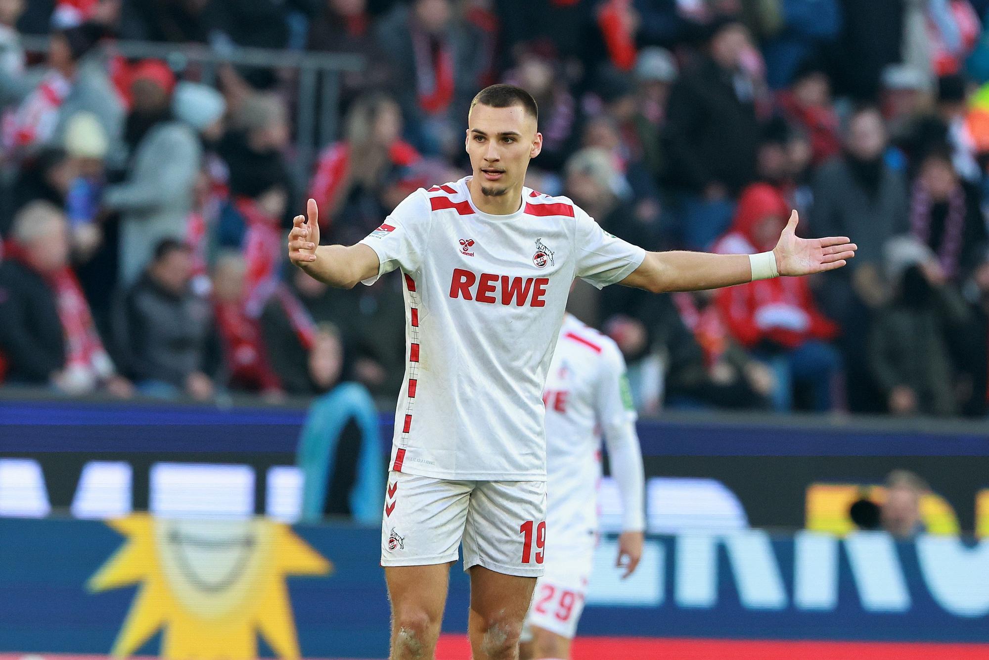 Tim Lemperle gestikuliert im Spiel des 1. FC Köln auf dem Rasen.