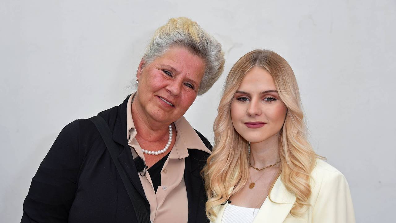 Silvia Wollny mit Tochter Estefania Wollny beim BILD RENNTAG auf der Trabrennbahn in Gelsenkirchen am 01.05.2023