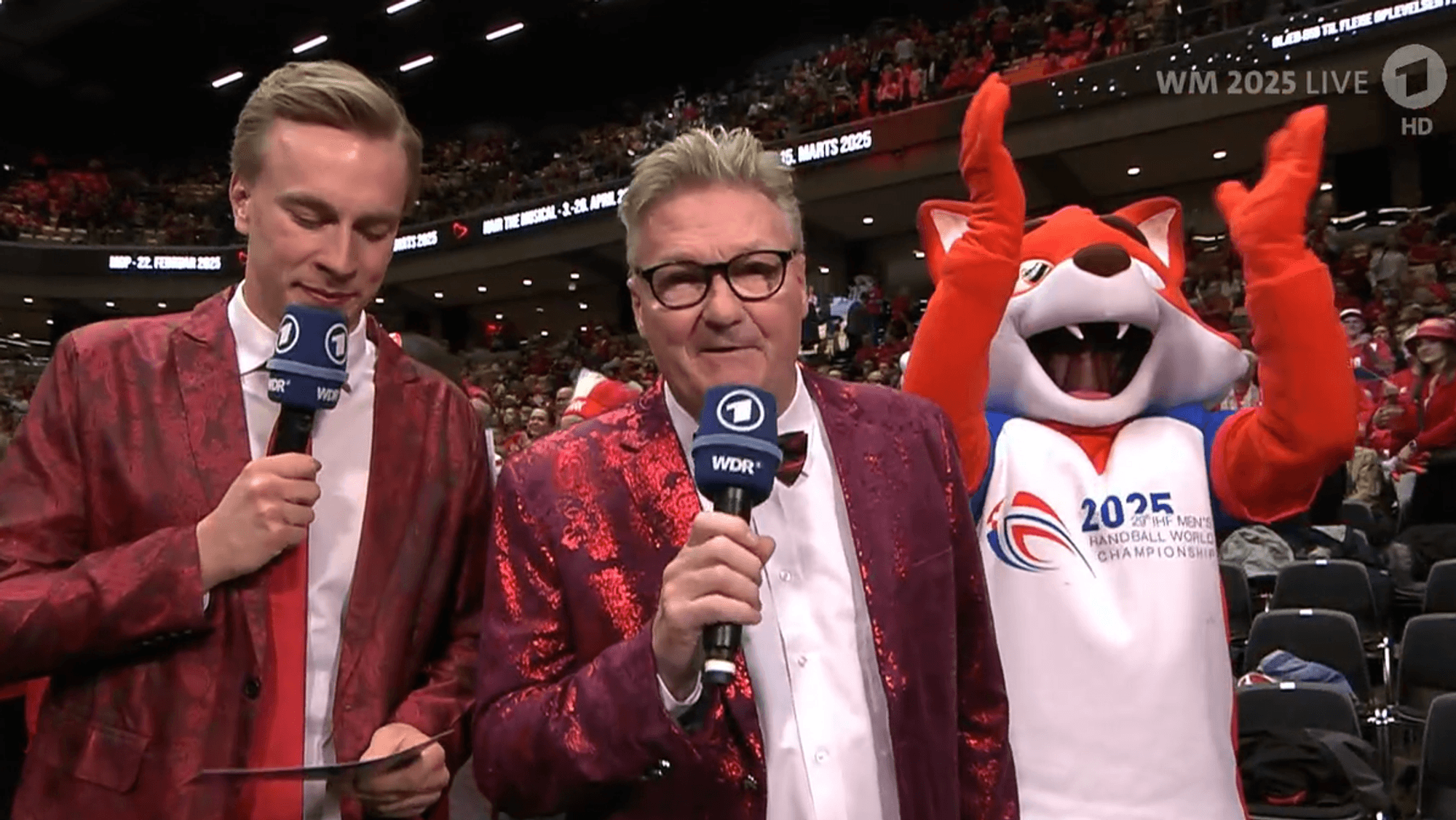 Rasmus Pape und Flemming Jay in der ARD vor einem Handball-Spiel zu sehen.