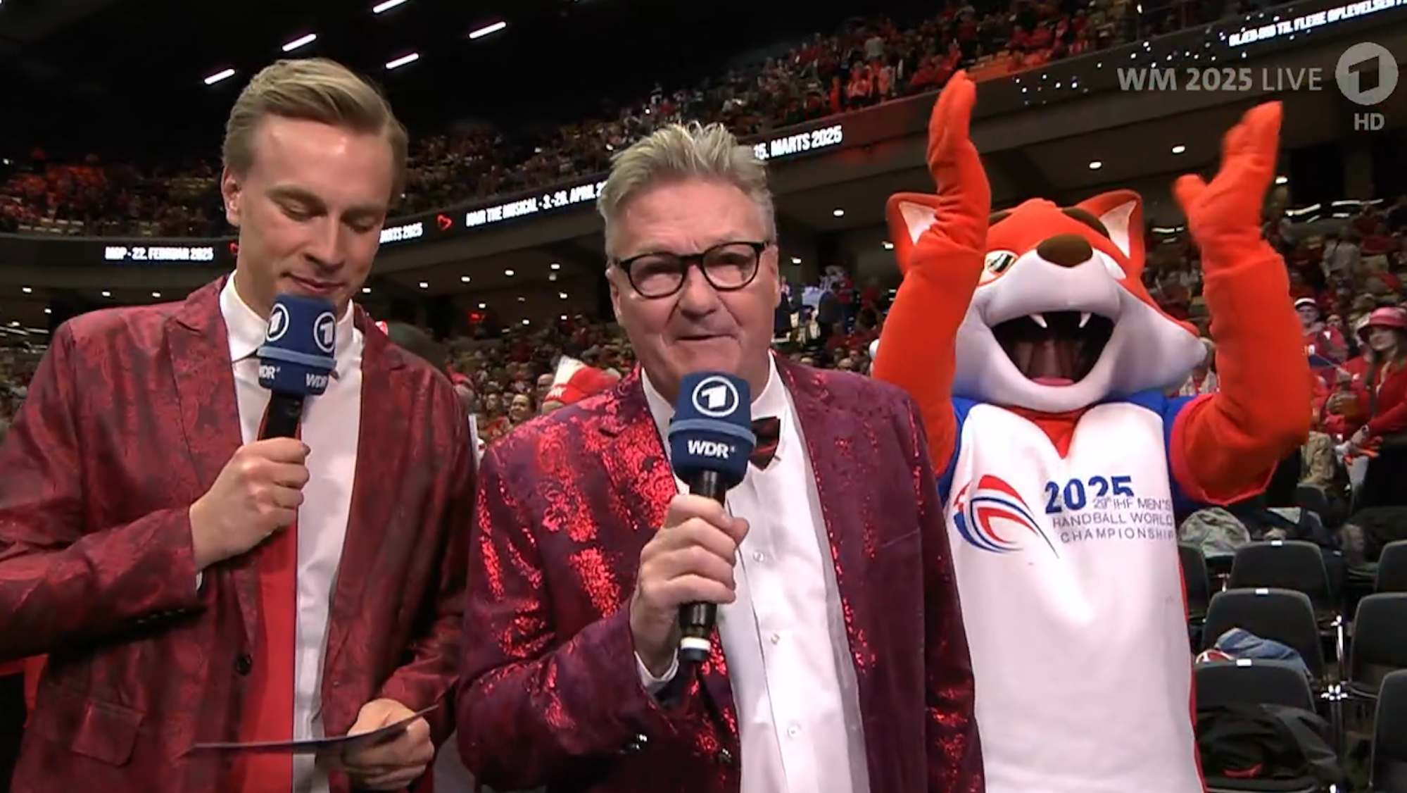 Rasmus Pape und Flemming Jay in der ARD vor einem Handball-Spiel zu sehen.