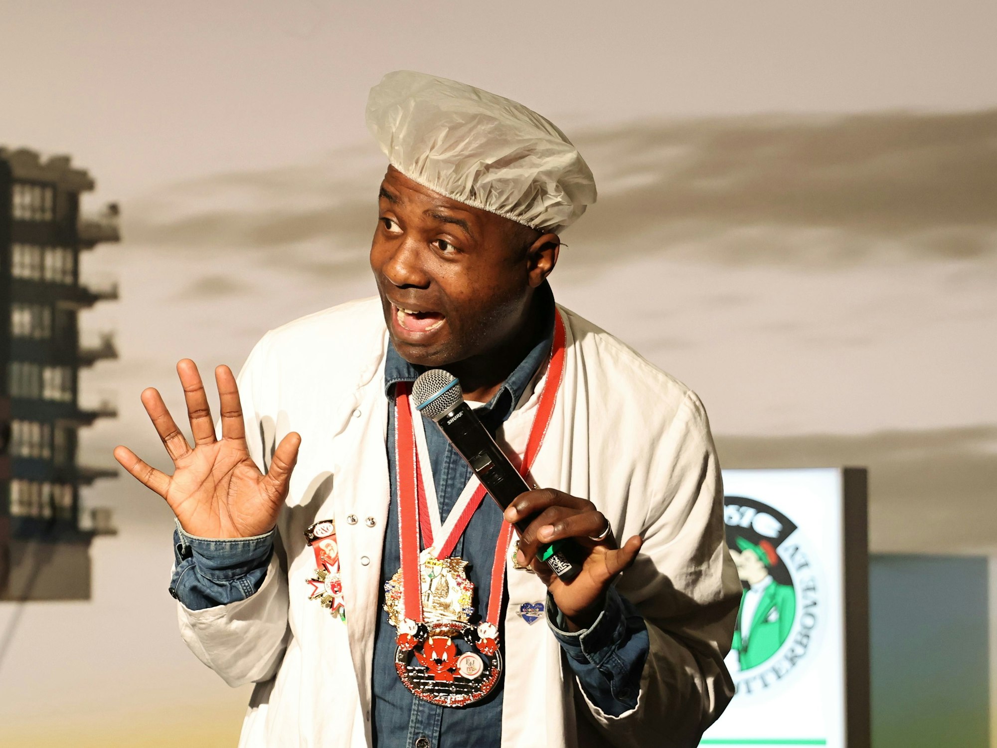 Dave Davis steht in seiner Rolle als Motombo auf der Bühne.