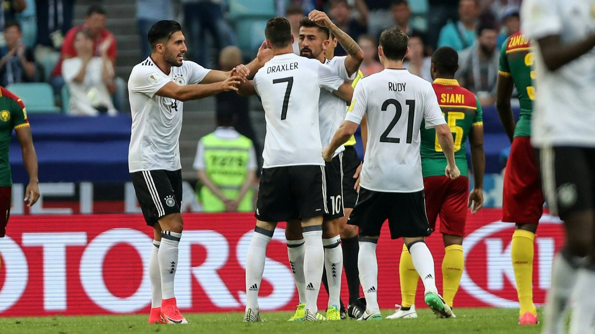 Die deutschen Nationalspieler Emre Can, Julian Draxler, Kerem Demirbay und Sebastian Rudy beim Conferedrations Cup 2017 im Spiel gegen Kamerun.