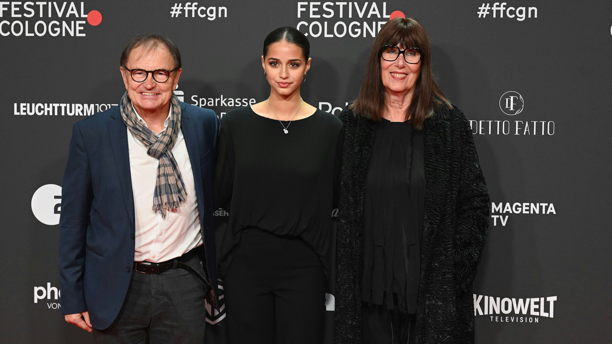 Ewald Lienen beim Filmfestival Cologne Enkelin Noa Ramdane und Ehefrau Rosa (r.) auf dem Roten Teppich.