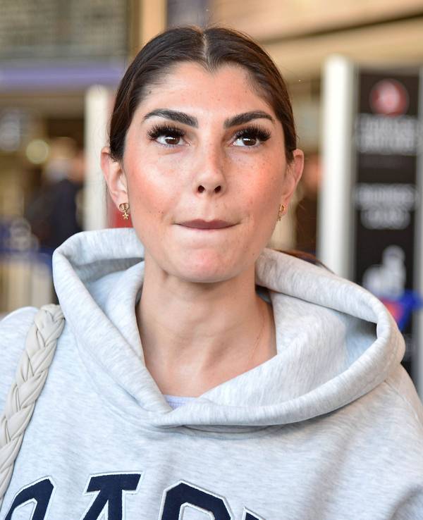 Yeliz Koc am Flughafen Frankfurt am Main.