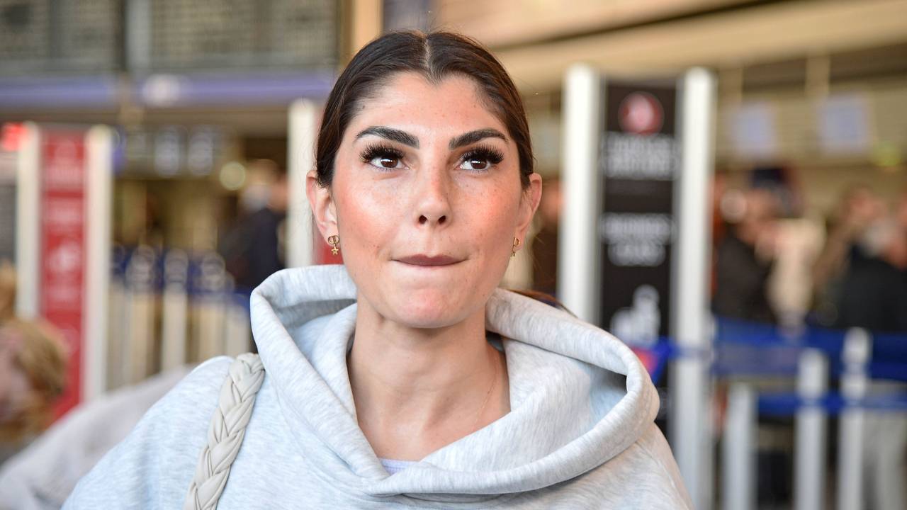 Yeliz Koc am Flughafen Frankfurt am Main.