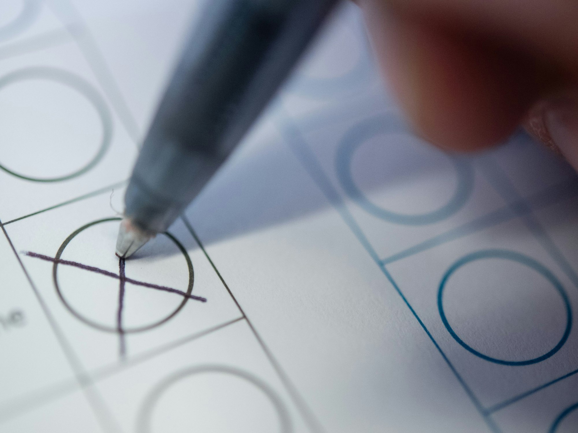 Eine Frau macht ein Kreuz auf einem Wahlzettel. Die FDP kann in mehreren Bundesländern möglicherweise nicht zur Bundestagswahl antreten.