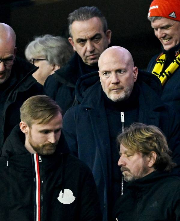 Matthias Sammer (M.) und Lars Ricken (r.) auf der Tribüne.