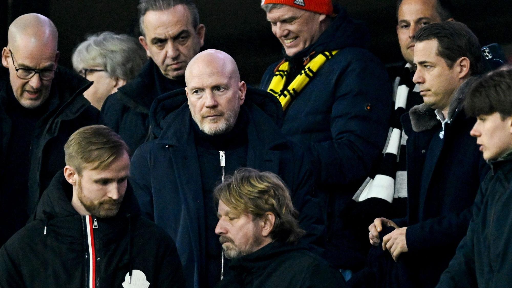 Matthias Sammer (M.) und Lars Ricken (r.) auf der Tribüne.