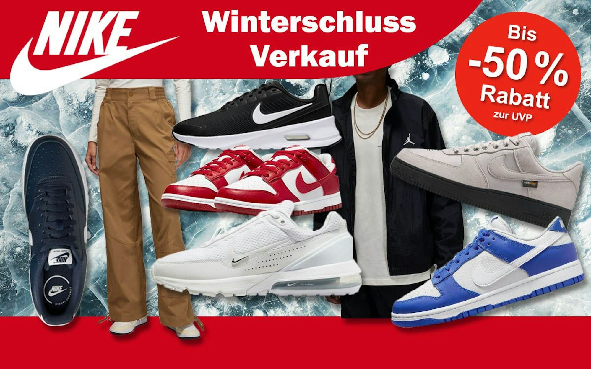 Nike Winterschlussverkauf Produkte vor Eisfläche. Nike Air Force 1, Nike Dunk Low, Nike Air Max Pulse Sneaker sowie Jordan Essentials Jacke, Jordan Chicago Damenhose.