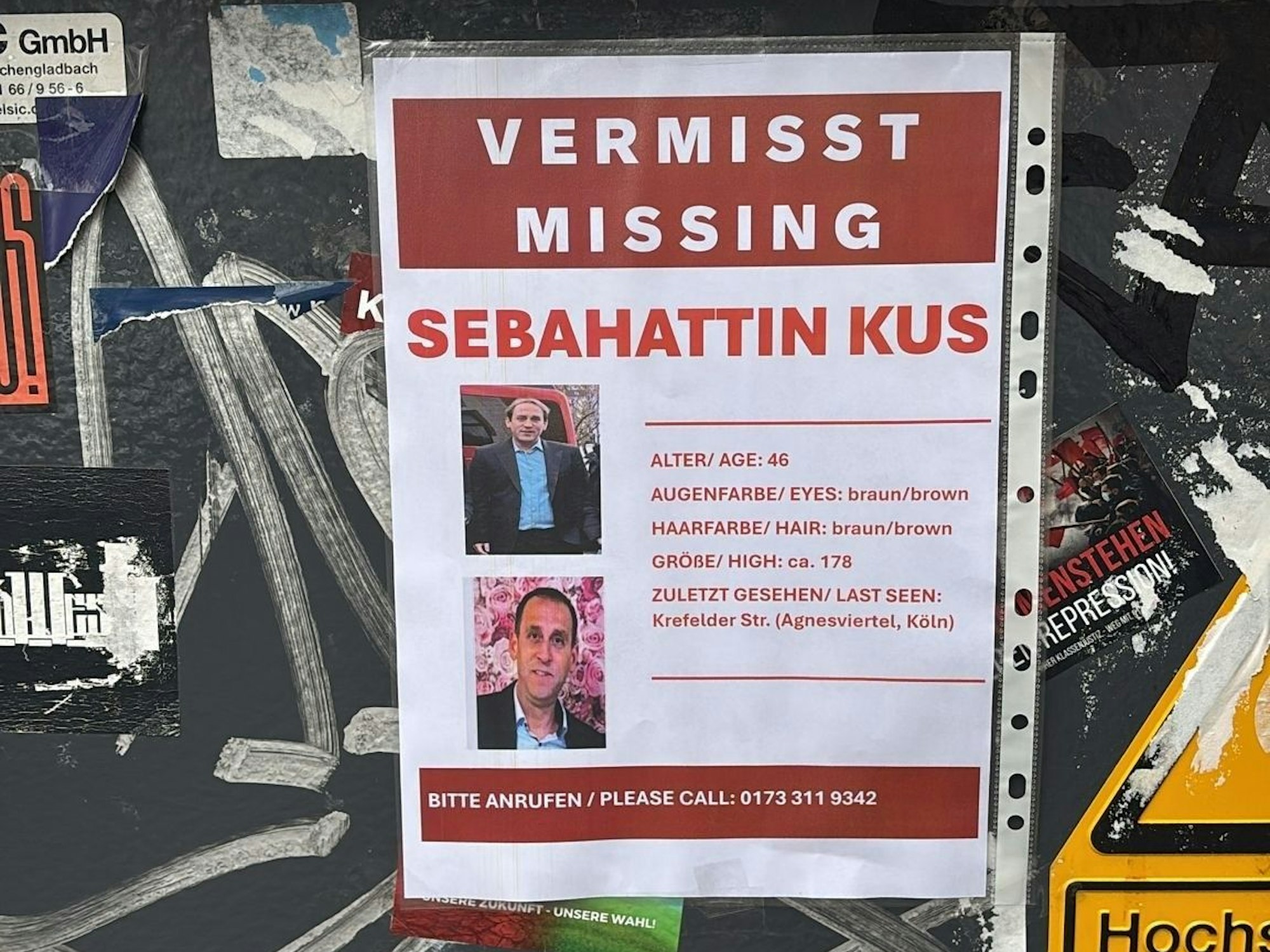 Ein Such-Plakat hängt an einem Stromkasten.