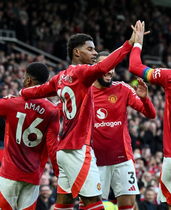 Marcus Rashford feiert sein Tor mit seinen Teamkollegen.