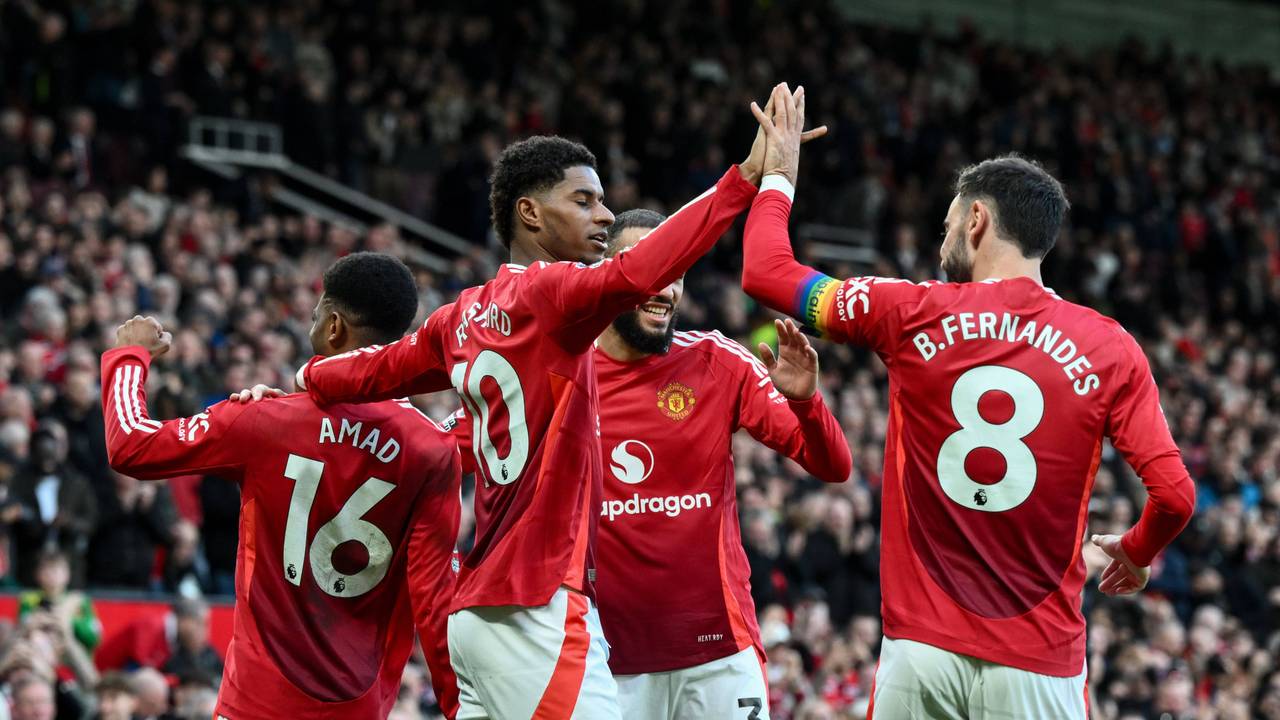 Marcus Rashford feiert sein Tor mit seinen Teamkollegen.