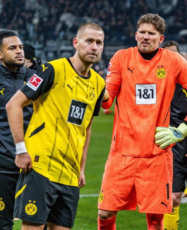 Emre Can (r.), Gregor Kobel (M.) und Waldemar Anton sind nach Abpfiff aufgebracht.