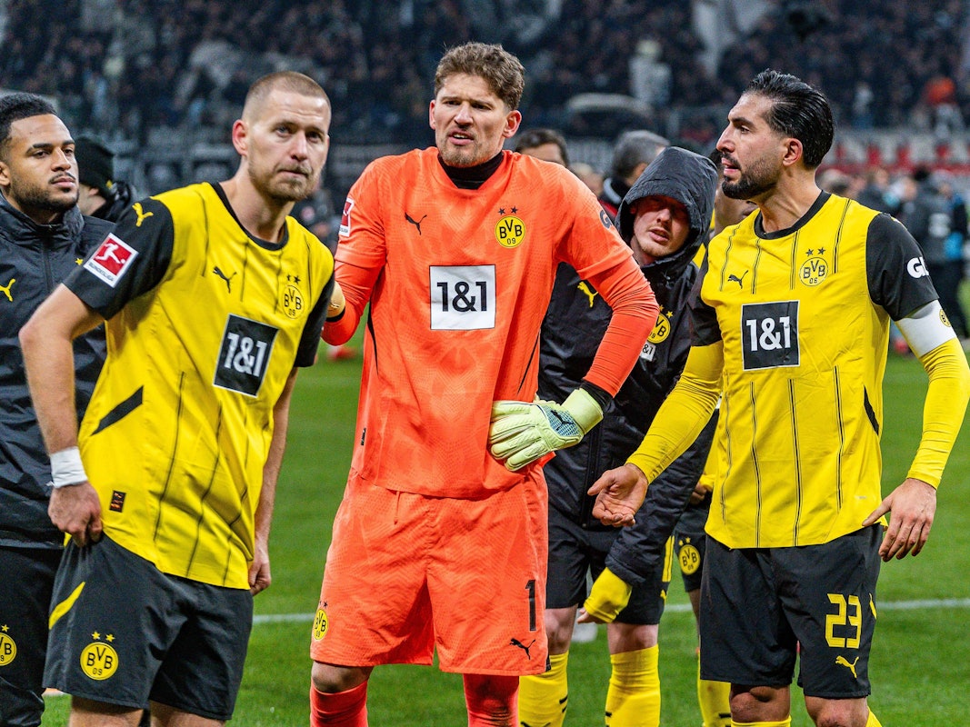 Emre Can (r.), Gregor Kobel (M.) und Waldemar Anton sind nach Abpfiff aufgebracht.