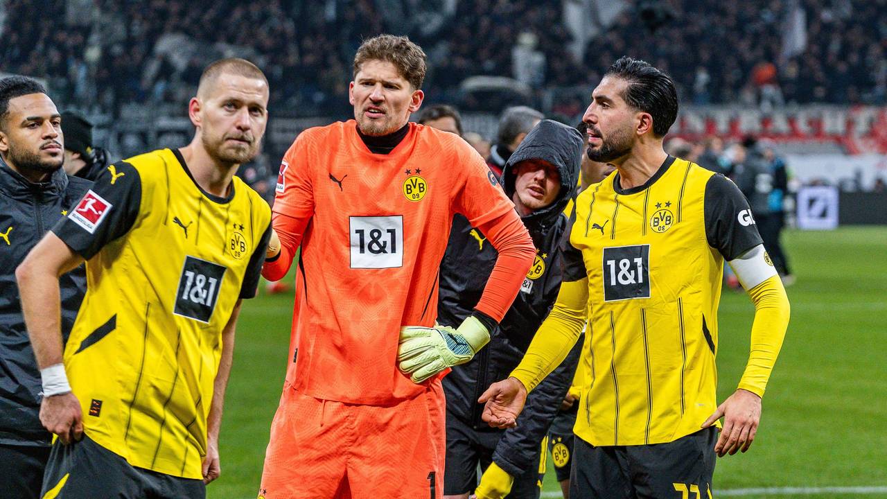 Emre Can (r.), Gregor Kobel (M.) und Waldemar Anton sind nach Abpfiff aufgebracht.