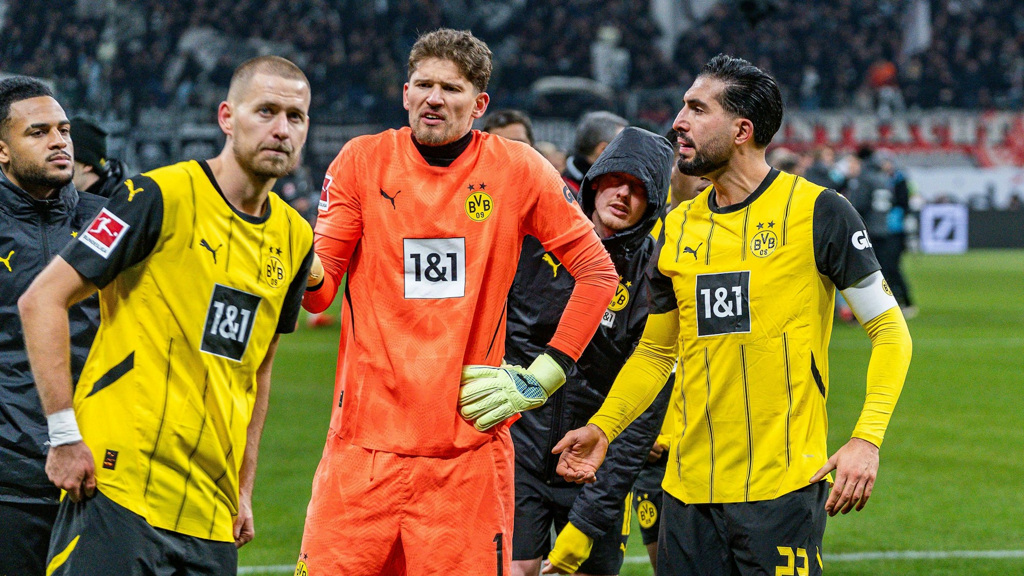 Waldemar Anton, Gregor Kobel und Emre Can diskutieren nach der BVB-Niederlage am 17. Januar 2025 bei Eintracht Frankfurt.