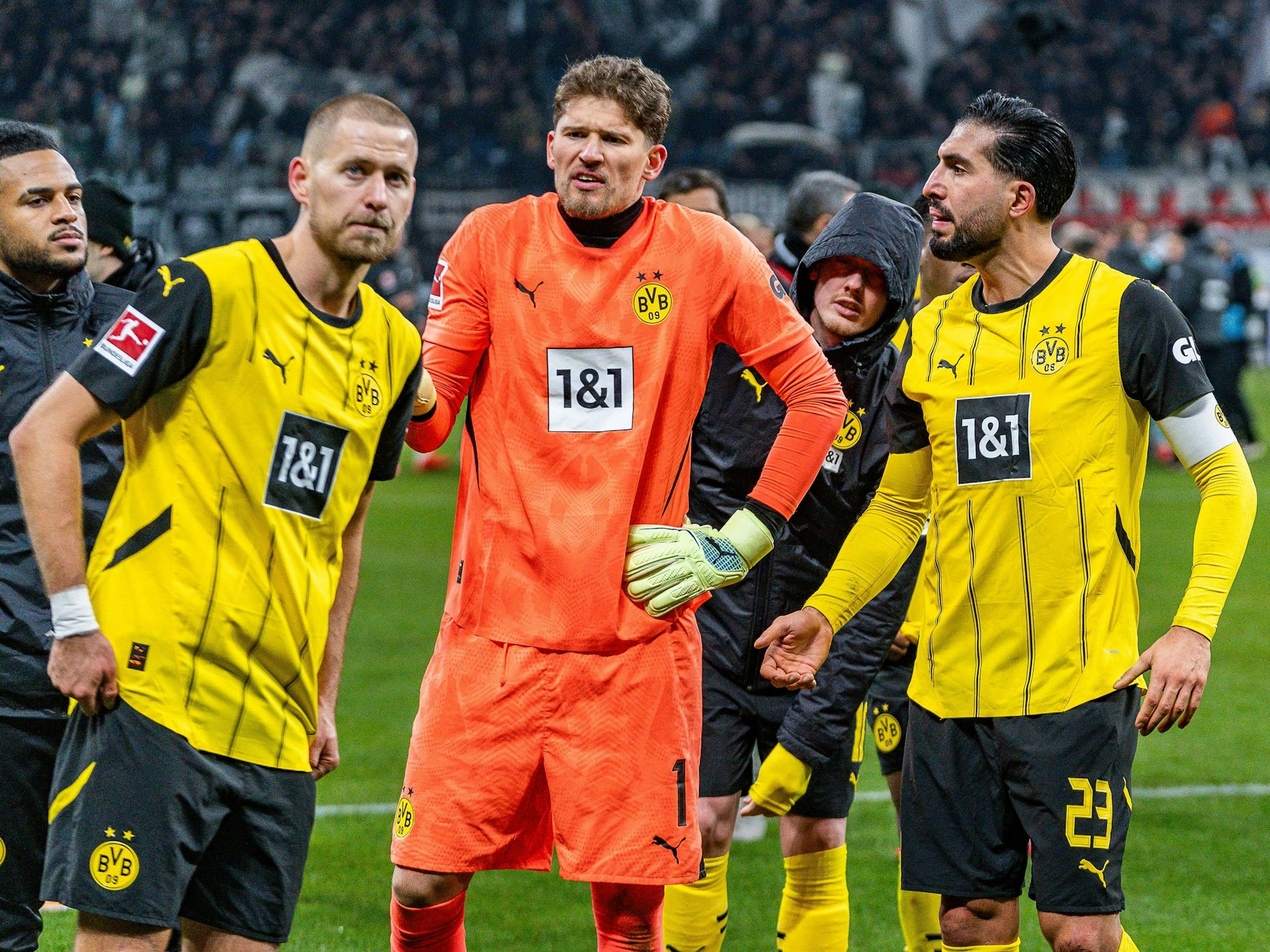 Emre Can (r.), Gregor Kobel (M.) und Waldemar Anton sind nach Abpfiff aufgebracht.