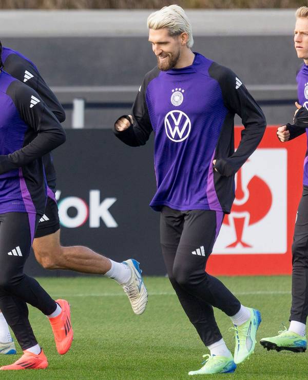 Robin Gosens, Serge Gnabry und Robert Andrich beim Training.